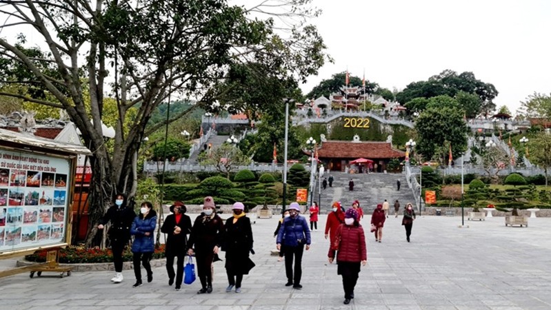 Tourists from all over the world come to visit and worship Cua Ong temple (Quang Ninh).