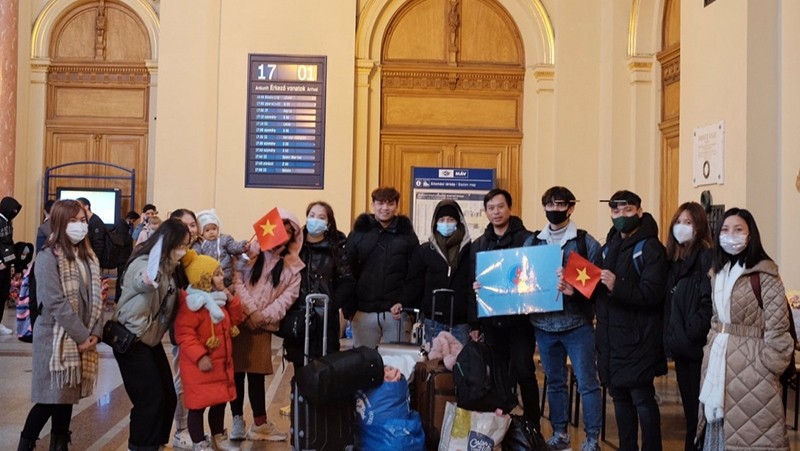 Staffs of the Vietnamese Embassy in Hungary and representatives of the Student Union receive Vietnamese people at the Budapest train station. (Photo: baoquocte.vn)