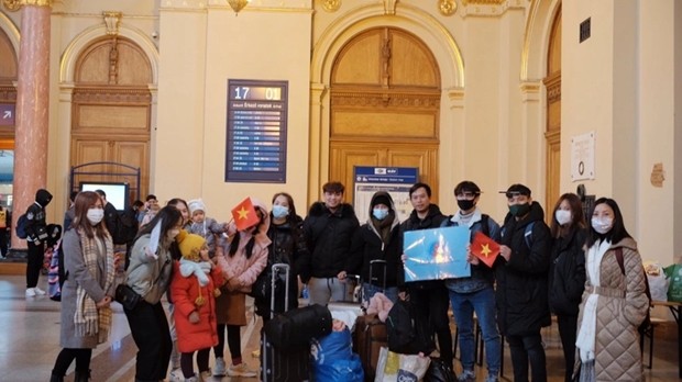 Vietnamese citizens coming to Hungary from Ukraine welcomed at Budapest train station (Photo: dantri.com.vn)