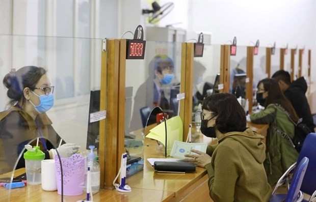Labourers complete unemployment procedures at the Hanoi Employment Service Centre.(Photo: VNA)