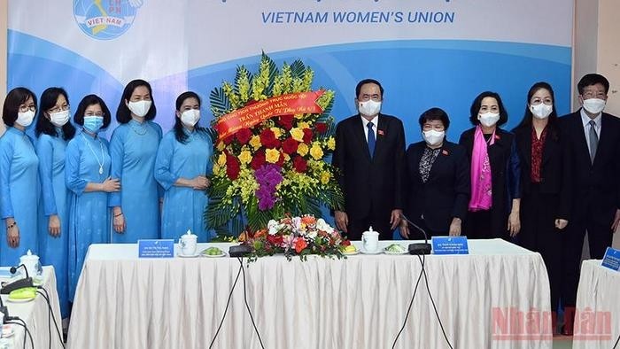 NA Standing Vice Chairman Tran Thanh Man presents flowers to VWU representatives at the meeting (Photo: NDO)