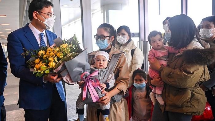 Deputy Minister of Foreign Affairs Pham Quang Hieu encouraged Vietnamese people returning home safely. (Photo: NDO)