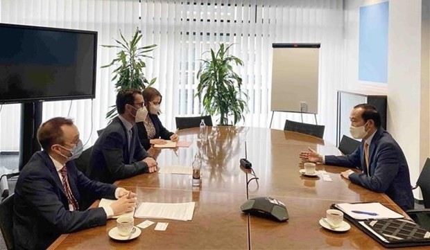 Vietnamese Ambassador to Belgium and Luxembourg Nguyen Van Thao (right) meets with officials from the Ministry of Economy of Luxembourg. (Photo: VNA)