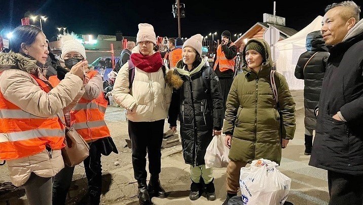 Vietnamese people in Slovakia welcome their fellows fleeing from Ukraine at the border. (Photo: VNA)