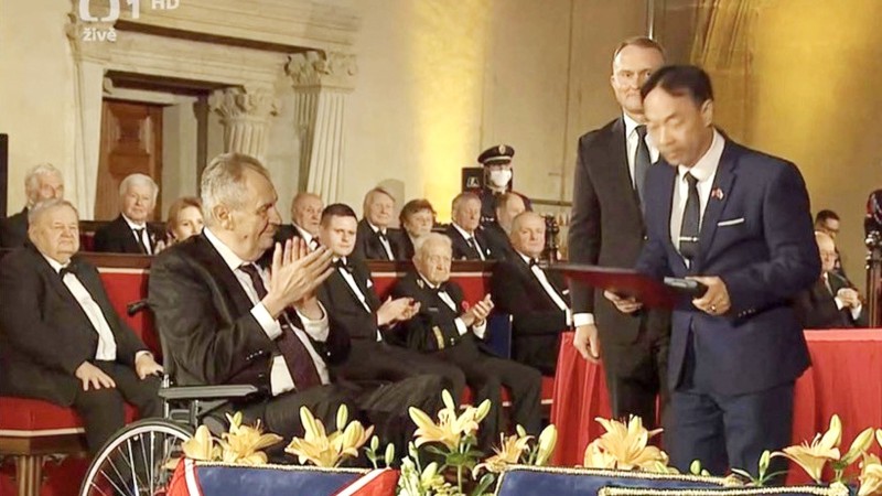 Trinh Tan (right) receives the award from Czech President Milos Zeman. (Photo: VNA)