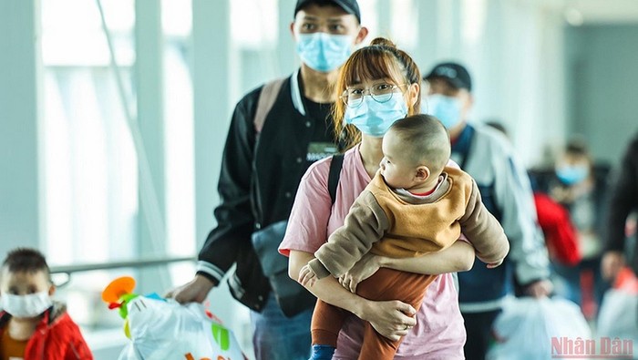 Vietnamese citizens on repatriation flight departing from the Romanian capital city of Bucharest arrive at Noi Bai International Airport. (Photo: NDO)