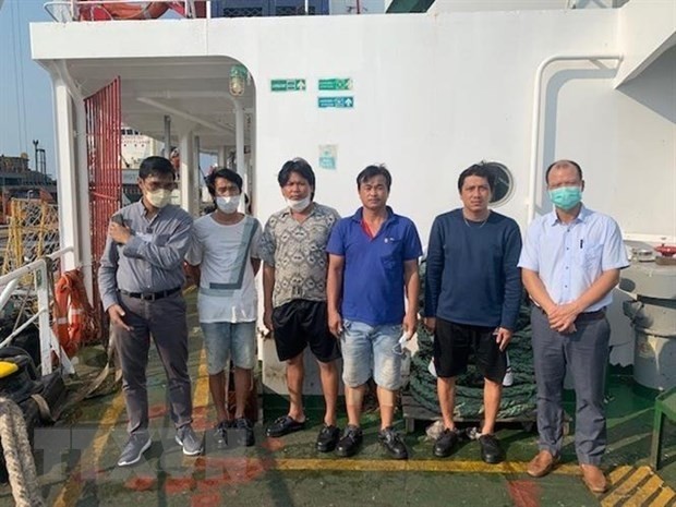 The representative of the Vietnamese Embassy in Thailand visits the four crew members of Huy Hoang ship. (Photo: VNA)