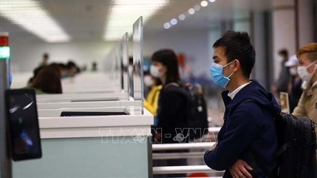 Air passengers wait to handle entry procedures at Noi Bai International Airport in Hanoi. (Photo: VNA)