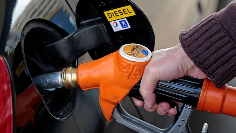 A customer fills up his car with diesel at a gas station in Nice. (Photo: Reuters)