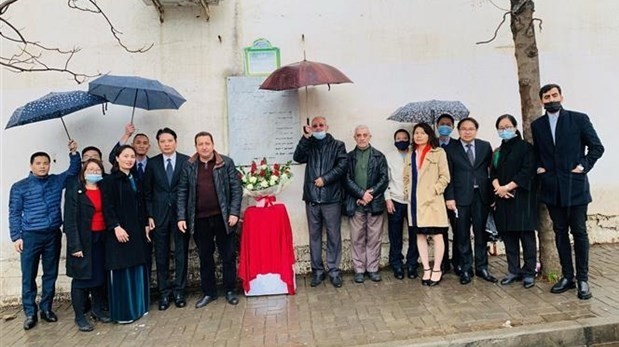 Ambassador Nguyen Thanh Vinh, staff of the Embassy of Vietnam to Algeria and local authority representatives lay flowers at a monument on Journalistes du Vietnam 8/3/1974 Street in Algiers to commemorate Algerian journalists who died in a plane crash on the outskirts of Hanoi in 1974. (Photo: VNA)