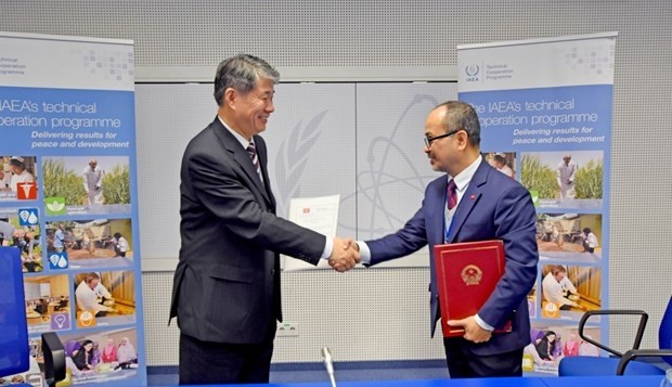Ambassador Nguyen Trung Kien, Permanent Representative of Vietnam to IAEA (R) and Hua Liu, IAEA Deputy Director General and Head of the Department of Technical Cooperation (Photo: VNA)