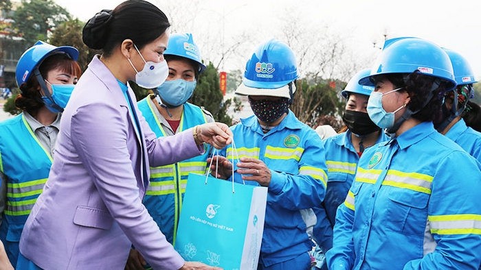 Chairwoman of Vietnam Women's Union Ha Thi Nga presents gifts to female workers. (Photo: NDO)