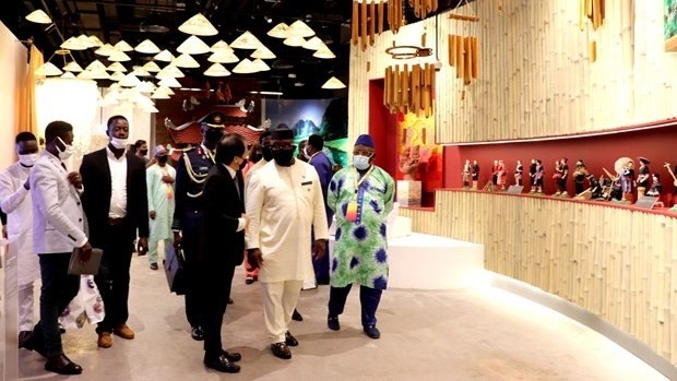 Sierra Leone President Julius Maada Bio visits the  Vietnam Exhibition House at Expo 2020 Dubai. (Photo: VNA)