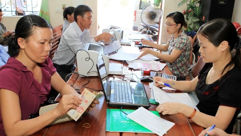 Poor people take out loans at a social policy bank. (Photo: VNA)