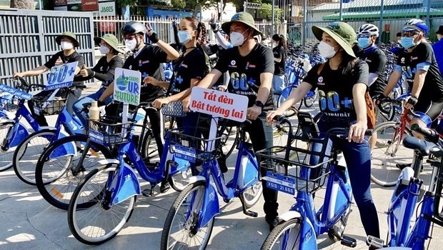 The young volunteers join the cycling to kick start this year's Earth Hour campaign. (Photo via VNA)