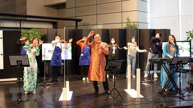 Kanagawa Governor Yuji Kuroiwa, Japanese artists as well as Vietnamese and Japanese students perform the song entitled "Aoi Sora" at the event (Photo: VNA)