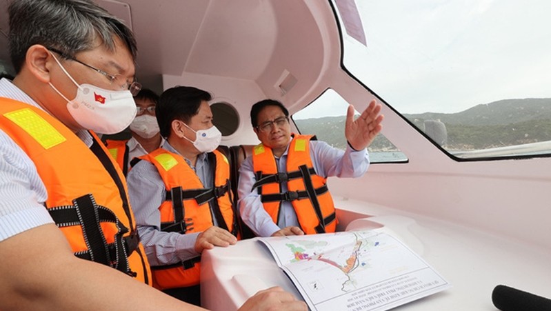 Prime Minister Pham Minh Chinh makes a field trip to Van Phong Bay. (Photo: Nhat Bac)