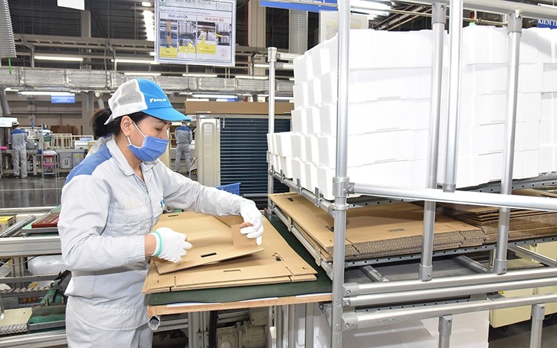 Workers at Daikin Vietnam JSC, Thang Long II Industrial Park (Hung Yen province) manufacture and assemble air conditioners. (Photo: SONG TOAN)