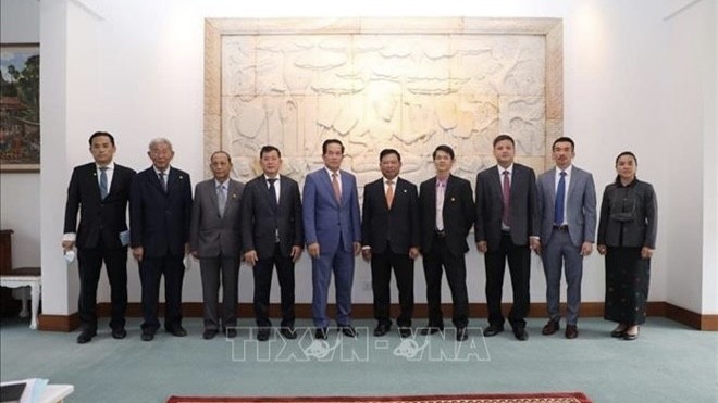 Phnom Penh Governor Khuong Sreng (fifth, left) affirms his wish to strengthen cooperation with Hanoi and HCM City. (Photo: VNA)