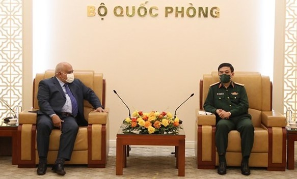 Defence Minister Gen. Phan Van Giang (R) hosts Cuban Ambassador to Vietnam Orlando Nicolás Hernández Guillén (Photo: VNA)