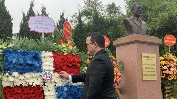 Ambassador of the Dominican Republic to Vietnam Francisco Rodríguez lays a wreath at the bust of Juan Bosch at Hoa Binh Park in Hanoi on March 17. (Photo: VNA)