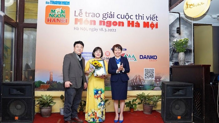 Ta Thi Thanh Hai receives first prize at the awards ceremony. (Photo courtesy of organising board)