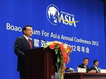 Chinese Vice Premier Li Keqiang (L) gives a keynote speech during the opening ceremony of the Boao Forum for Asia (BFA) 