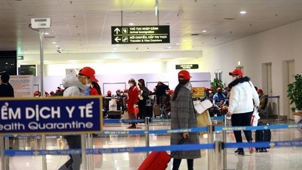 Passengers wait to handle entry procedures at Noi Bai International Airport in Hanoi. (Photo: VNA)