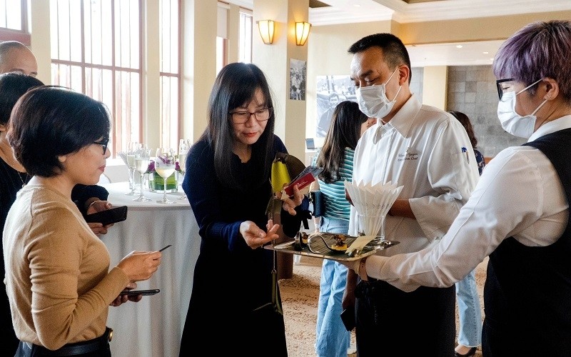 Chef Nguyen Cong Chung introduces Italian dishes at an experiential event.