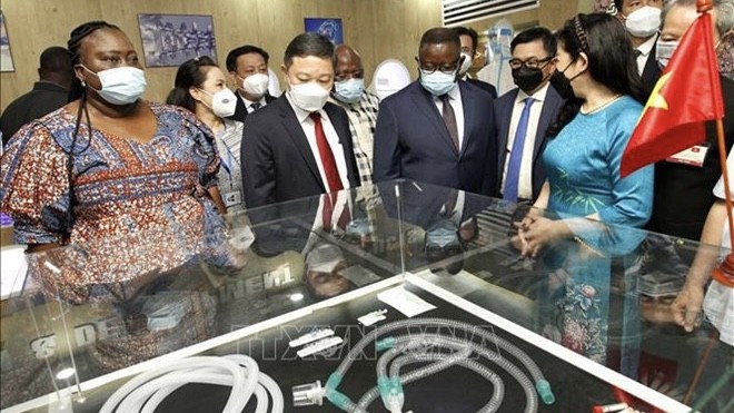 President of Sierra Leone Julius Maada Bio (front, third from right) visits the United Healthcare Medical Devices Factory JSC in the Saigon Hi-Tech Park on March 19. (Photo: VNA)