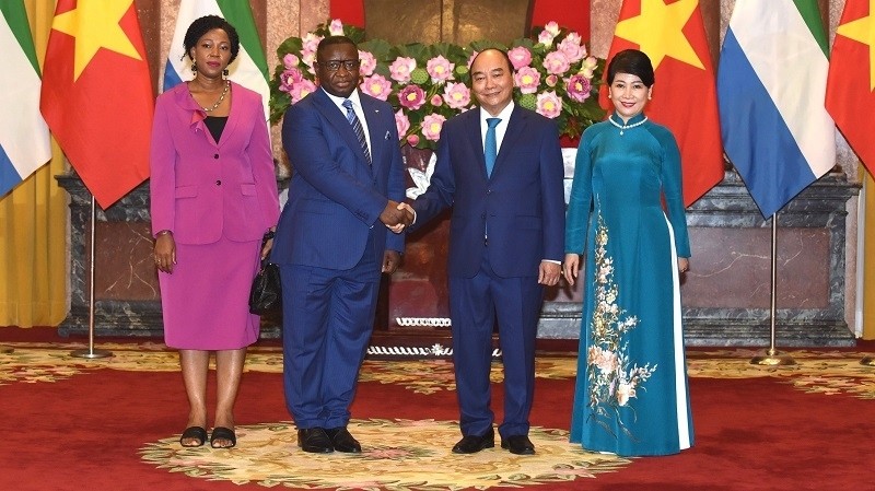 President Nguyen Xuan Phuc and his spouse welcome Sierra Leonean President Julius Maada Bio and his spouse. (Photo: NDO/Tran Hai)