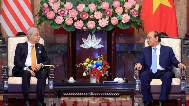 President Nguyen Xuan Phuc (R) and visiting Malaysian Prime Minister Dato’ Sri Ismail Sabri bin Yaakob. (Photo: VNA)
