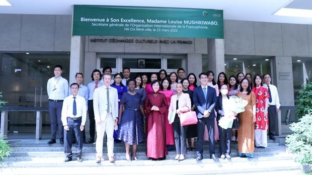 OIF Secretary-General Louise Mushikiwabo and staff at the Institute of Cultural Exchange with France (IDECAF) in Ho Chi Minh City. (Photo: VNA)