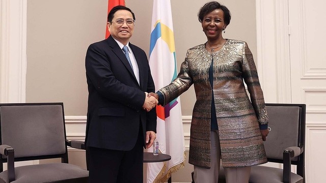 Prime Minister Pham Minh Chinh (L) and General Secretary of the International Organisation of La Francophonie (OIF) Louise Mushikiwabo during his official visit to France last November. (Photo: VGP)