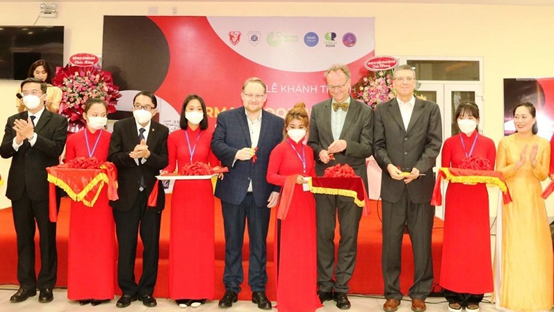 Leaders of Hue University, the Goethe-Institut and other units cut the ribbon to inaugurate the German Language and Culture Space in Hue.