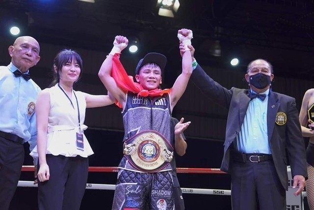 Le Huu Toan celebrates his win with match officials on Sunday. (Photo of WBA Asia)