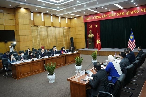 Minister of Industry and Trade Nguyen Hong Dien meets with his Malaysian counterpart Mohamed Azmin Ali in Hanoi during PM Ismail Sabri Yaakob's visit to Vietnam on March 20-22. (Photo: Vietnam's Ministry of Industry and Trade)