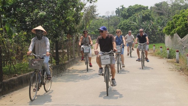 Tourists enjoy exploring Hue by bicycle. (Photo: Bao To quoc)