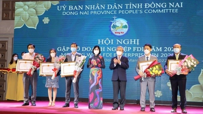Leaders of Dong Nai Province present certificates of merit to 14 outstanding FDI enterprises at the meeting (Photo: NDO/Thien Vuong)