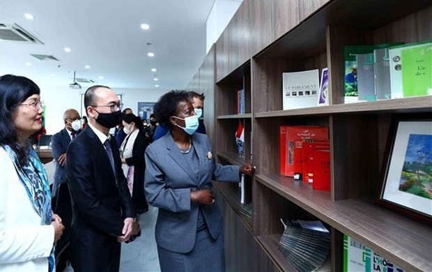 Secretary-General of the International Organisation of La Francophonie (OIF) Louise Mushikiwabo tours the Francophone space at the DAV (Photo: VNA)