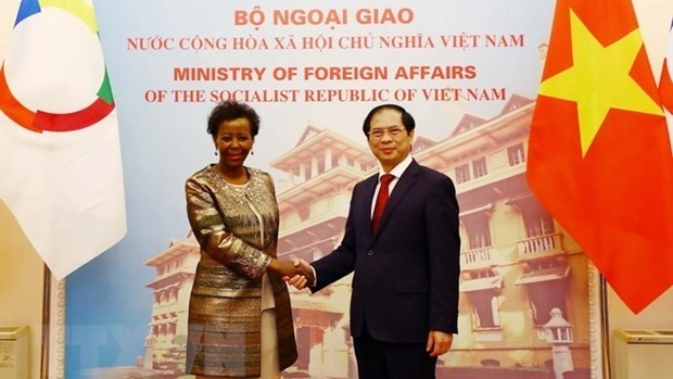 Minister of Foreign Affairs Bui Thanh Son receives OIF Secretary-General Louise Mushikiwabo. (Photo: VNA)