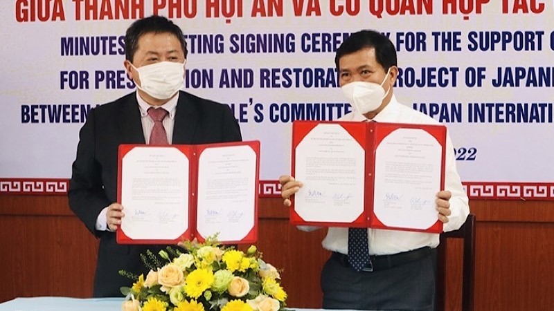 Leaders of the Hoi An City People's Committee and JICA Vietnam signed a cooperation agreement.