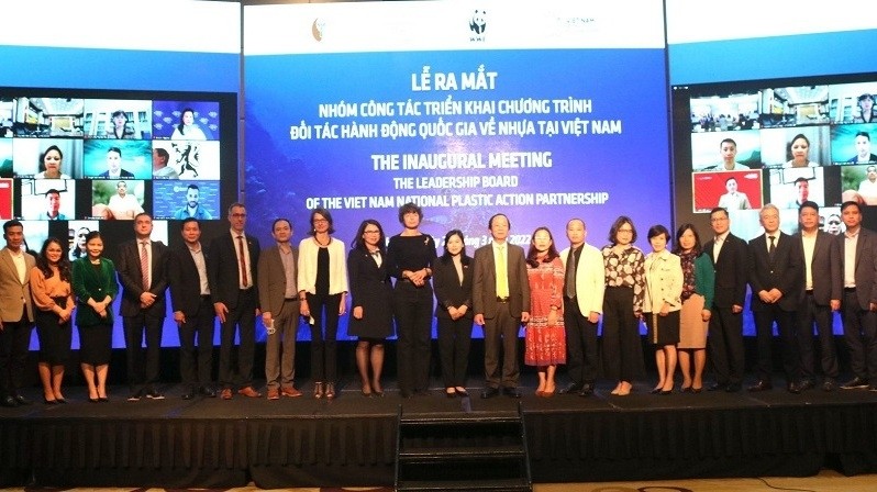 Leadership board of Vietnam National Plastic Action Partnership makes debut. (Photo: baotainguyenmoitruong.vn)