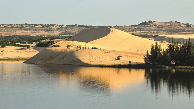 The sand hills are ideal for jeep tours. (Photo: VNA)