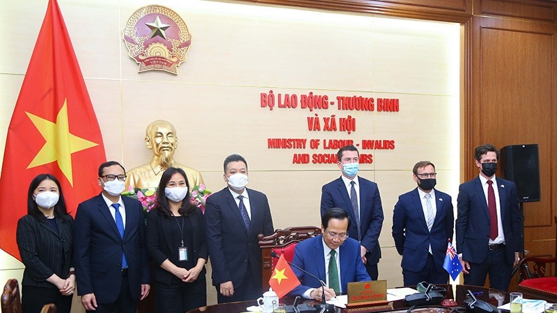 Minister of Labour, Invalids and Social Affairs Dao Ngoc Dung signs the Memorandum of Understanding (Photo: Molisa).
