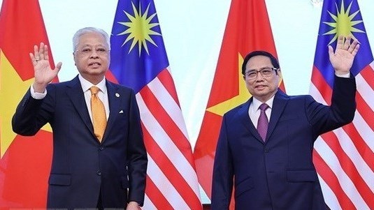 Malaysian Prime Minister Dato’ Sri Ismail Sabri bin Yaakob (L) and Prime Minister Pham Minh Chinh (Photo: VNA)