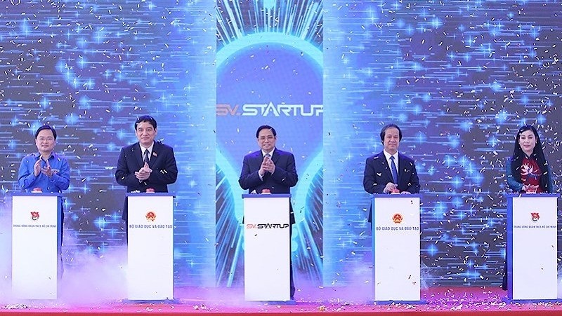 Prime Minister Pham Minh Chinh (centre) and representives of ministries open the National Startup Day for Students.