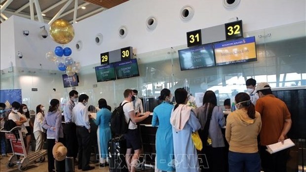 Passengers on the first flight from Da Nang to Singapore before departing from Da Nang (Photo: VNA)