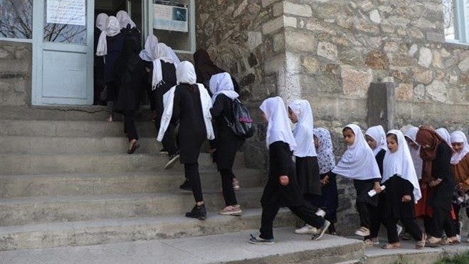 Female students at a school in Panjshir, Afghanistan, on March 23, 2022. (Photo: AFP/VNA)