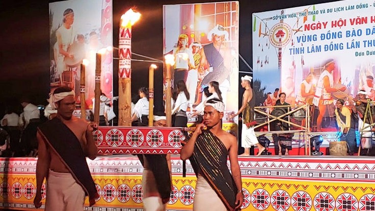 A fire procession of the Chu Ru ethnic group at the opening ceremony (Photo: baolamdong.vn)